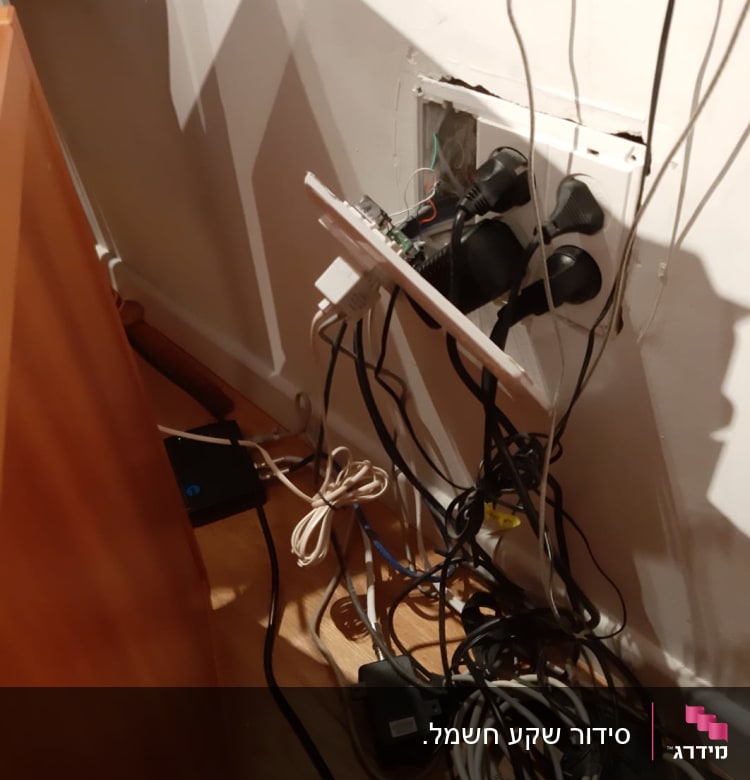 שקע חשמל פתוח עם חוטים חשופים ותקעים